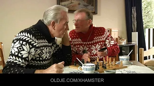 Egy lány, nagy cicik, mossa meg orális szexvideo a maszkot