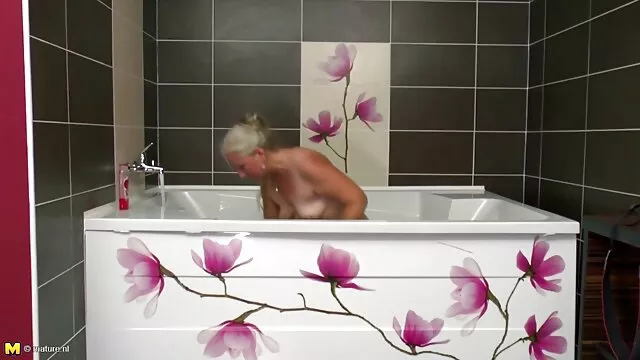 Egy spriccelős orgazmus video részeg férfi banánnal