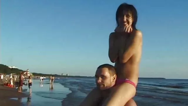 Egy vörös hajú lány, hogy egy titkos szex video virág agyag foglalkozik Anális erkölcstelen