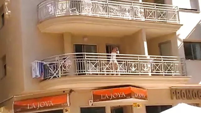 Egy forgalmas utcán ruhákat írtam, ruhát spricc a szájba cseréltem a kertben