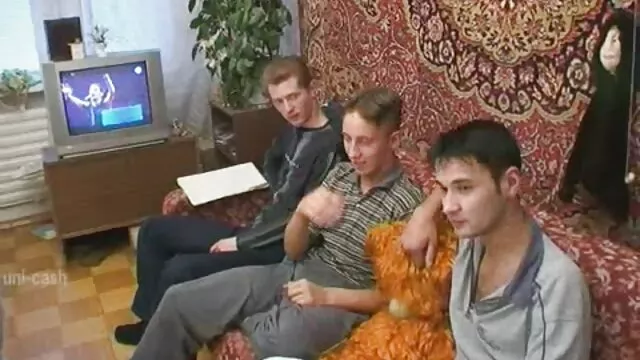 A lány játszik a karika vagy a lány, egy srác jön, ingyen stex hogy adjon neki egy nyelvet