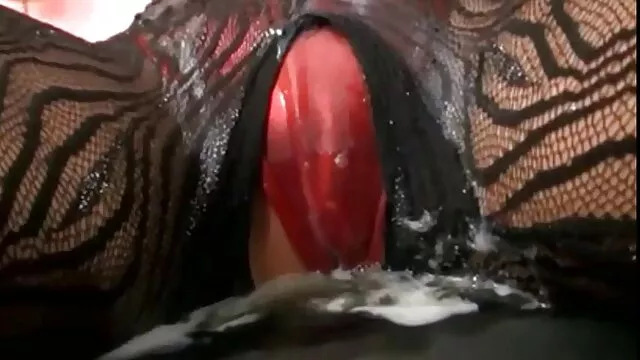 A kertben, a érett nők szex videó szájában baszni a gyepen, rázza az arcát