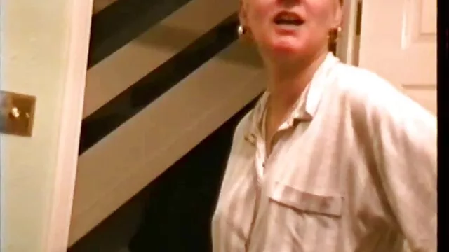 A nagymellű néger nők masszőrnek egy lába van, és az ujjait az ujjaihoz vitte.