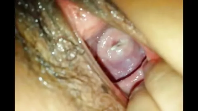 Forró lány ujjait a csucs porno puncija egy üres üveg