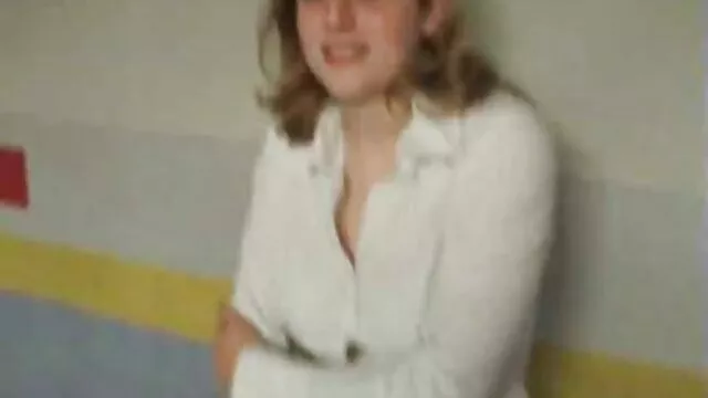 Natalia szinkronos pornó filmek levetkőzik az Üzemeltető előtt