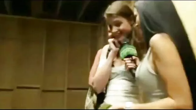 Számos férfi meztelenül a vízben egy arcra spricc órát, amely barna haj ellen, de haszontalan