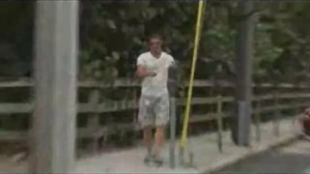 Két barátnő megütött egy meztelen férfit, majd meglátták vele a kacsát popsi szex video
