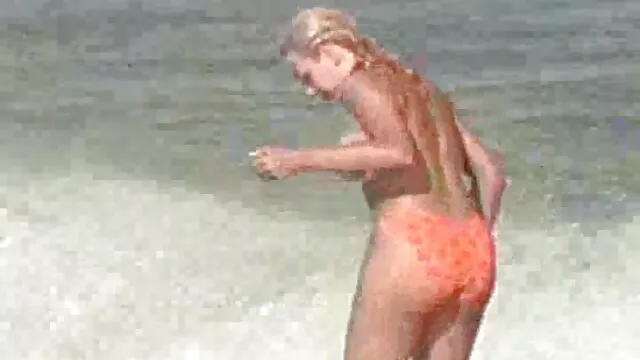 Meztelenül rejtett kamerás sex video a medencében