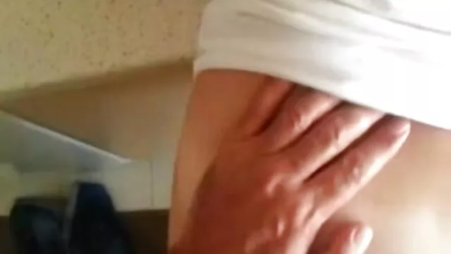 Megérintette minőségi szexfilmek a szőke, ahelyett, hogy dörzsölés
