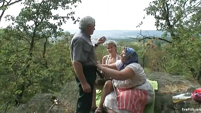 Egy orvos megvizsgálja egy ingyen ponro szőke punci
